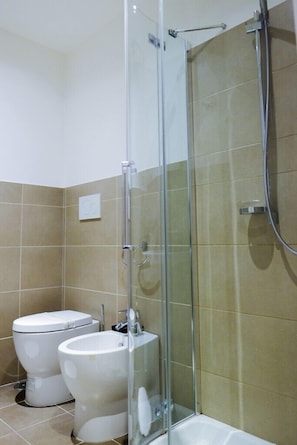 Dusche, Haartrockner, Handtücher