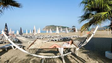 Privat strand i nærheden, liggestole, parasoller