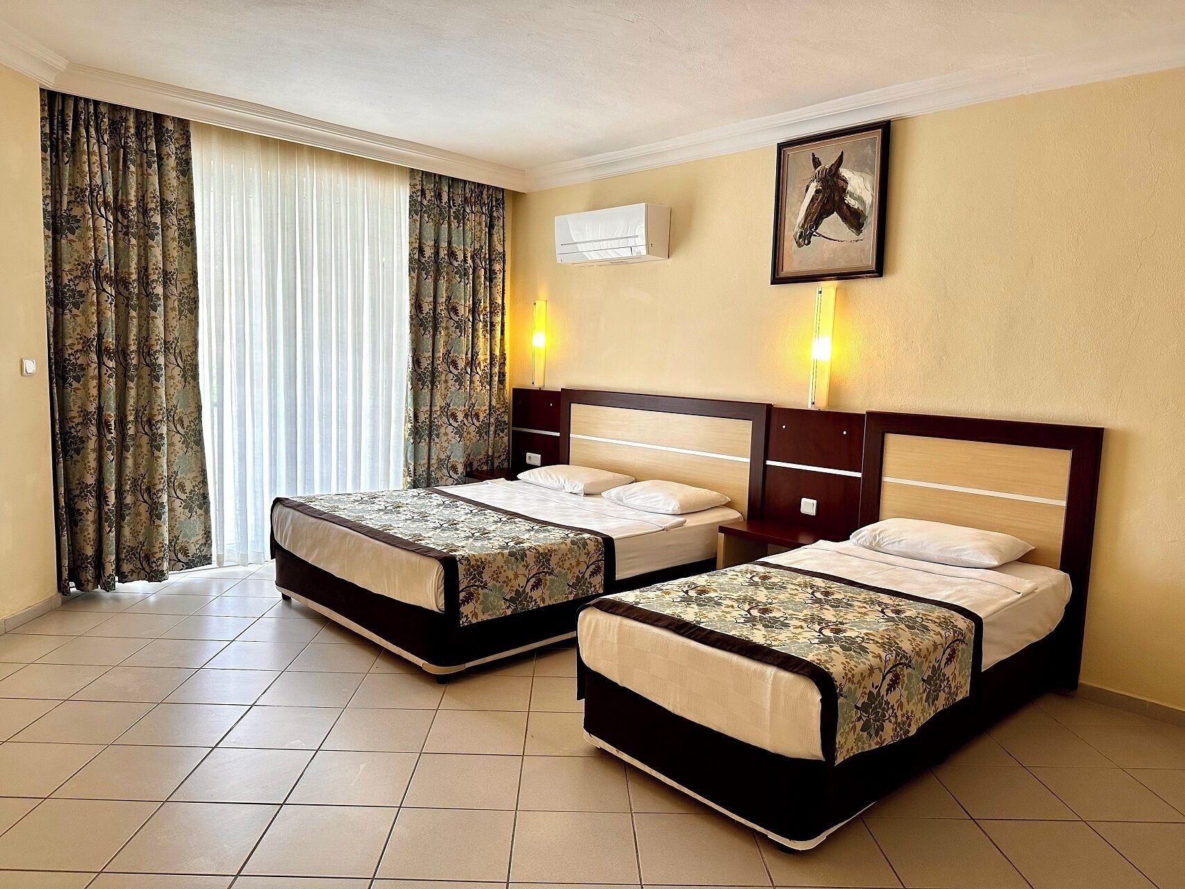 Premium bedding, minibar, free WiFi