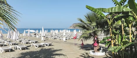 Privéstrand vlakbij, ligstoelen aan het strand, parasols