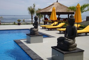 Outdoor pool, pool umbrellas, sun loungers - Villa Pelangi Bali (Seririt)