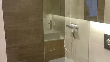 Shower, rainfall showerhead, free toiletries, hair dryer