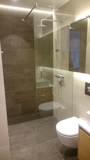 Shower, rainfall showerhead, free toiletries, hair dryer - Lux Apart (Kópavogur)