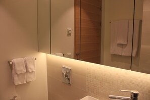 Shower, rainfall showerhead, free toiletries, hair dryer - Lux Apart (Kópavogur)