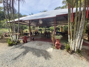 Tempat makan luar