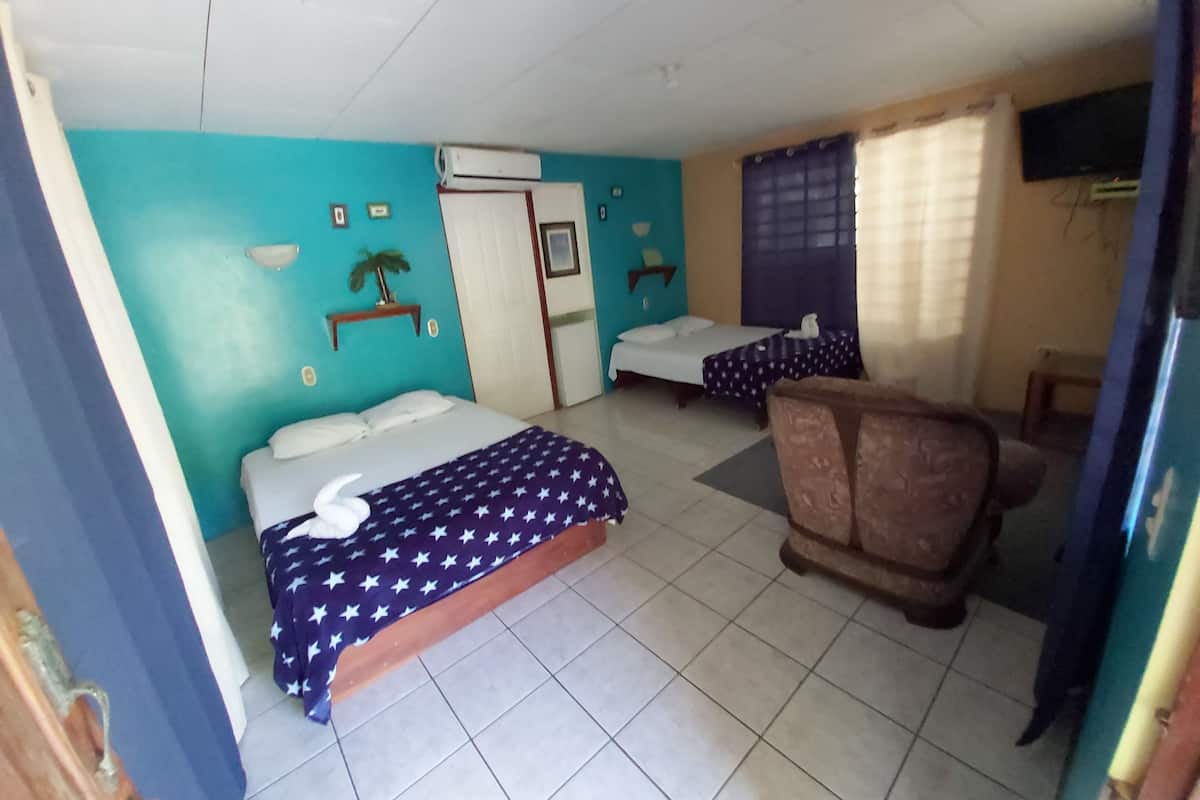 Superior Bungalow, 1 Bedroom, Kitchenette, Garden View | 2 bilik tidur, peti besi dalam bilik, langsir/tirai gelap terus