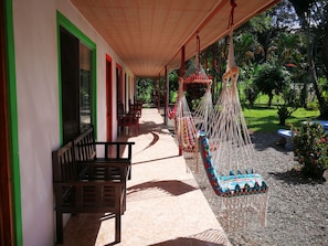 Standard Room, 1 Bedroom, Refrigerator, Garden View | 2 bilik tidur, peti besi dalam bilik, langsir/tirai gelap terus