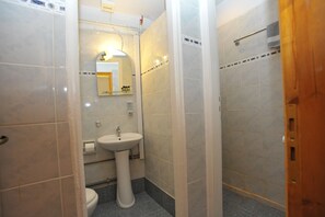 標準客房 | 浴室 | 淋浴設備、風筒、提供毛巾