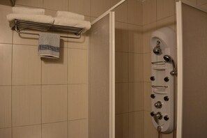 Shower, hair dryer, towels - Hera Hotel (Nafplio)