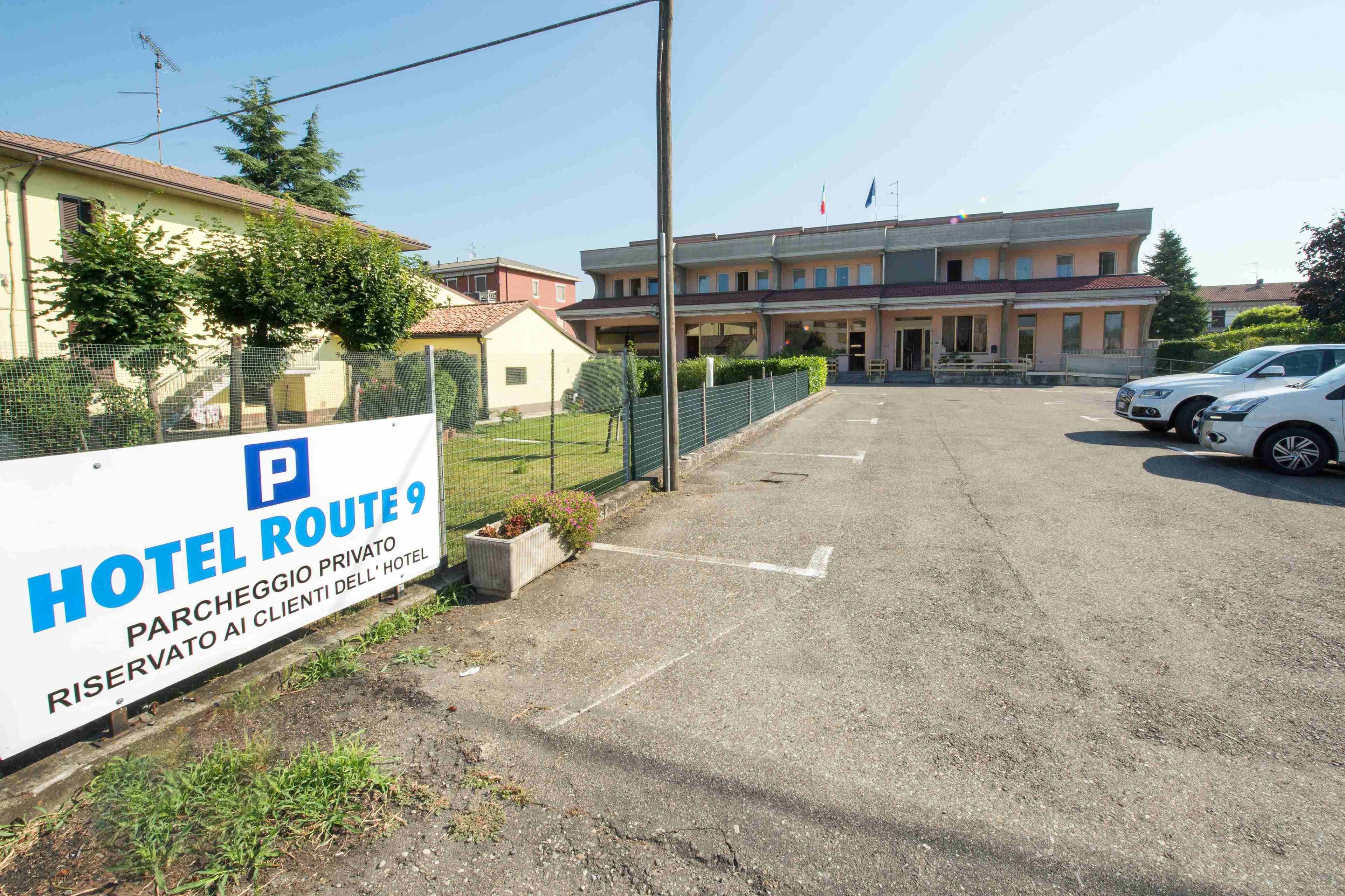 A hotel entrance with a sign indicating private parking for clients.