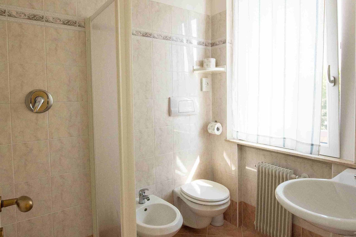 single room | bathroom | shower, rainfall showerhead, free toiletries, hair dryer