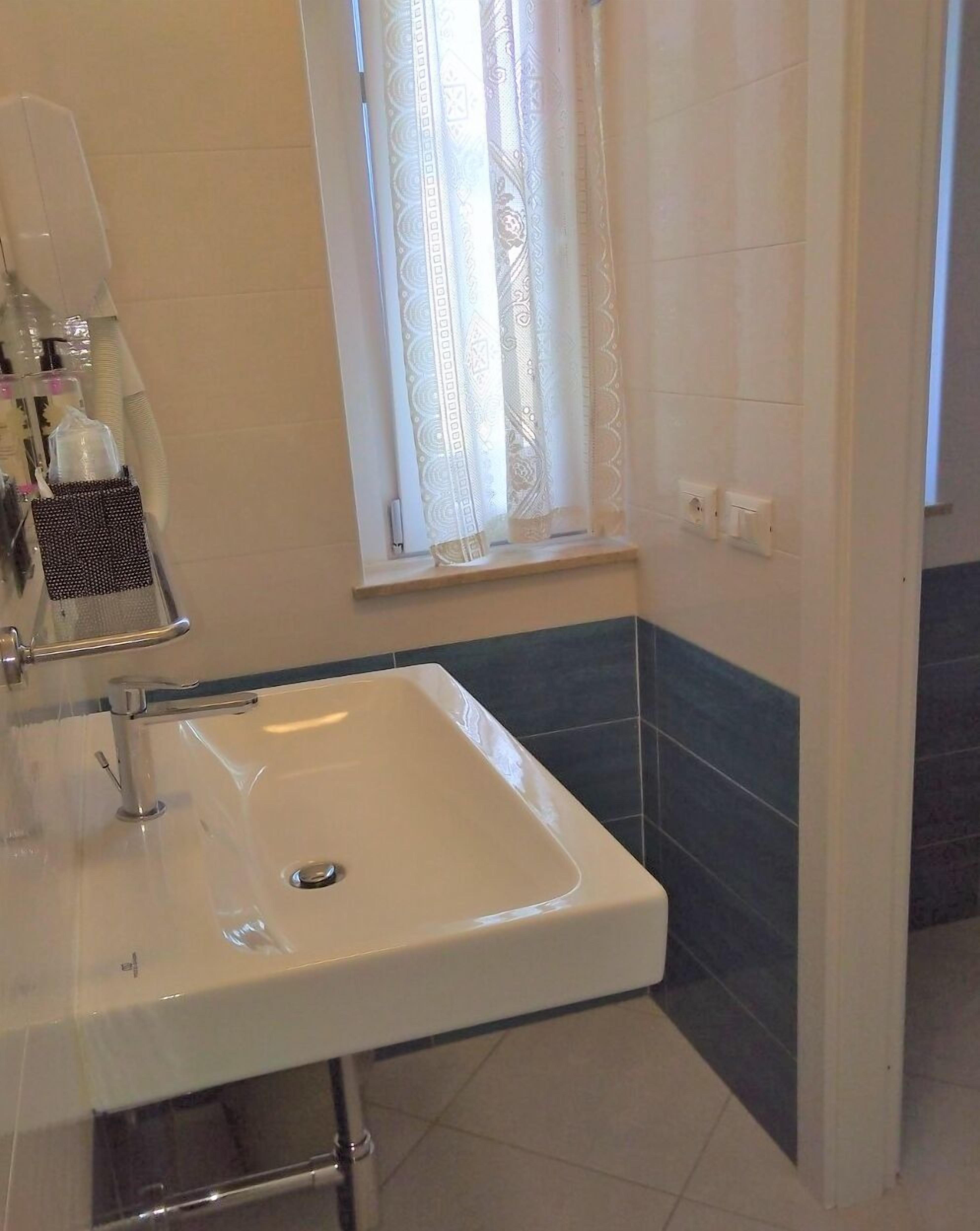 shower, rainfall showerhead, free toiletries, hair dryer