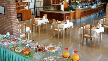 Petit déjeuner buffet servi tous les jours en supplément
