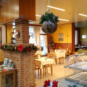 Daily buffet breakfast for a fee - Hotel Route 9 (Cadeo)