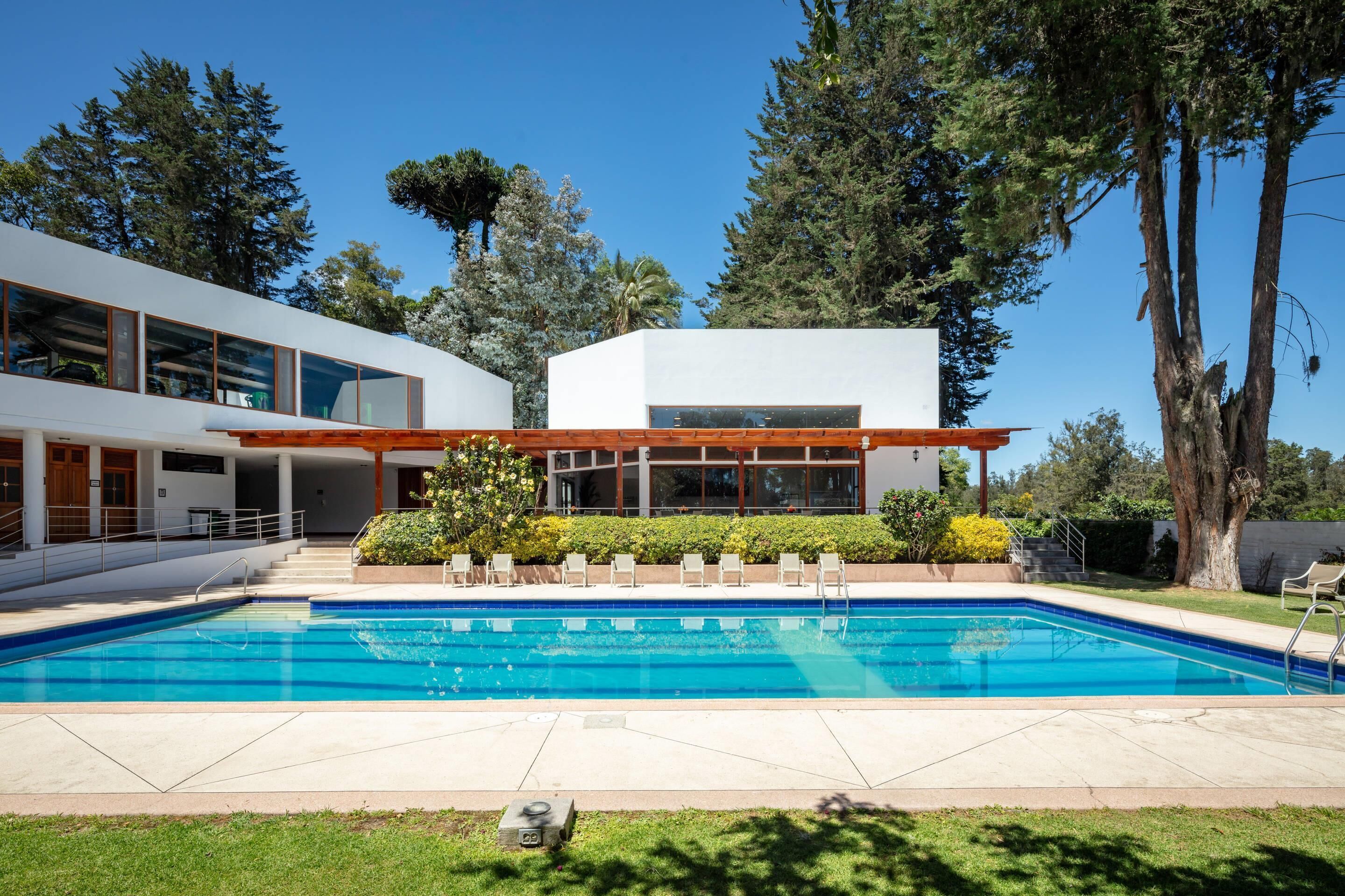 Piscine couverte, piscine extérieure, chaises longues
