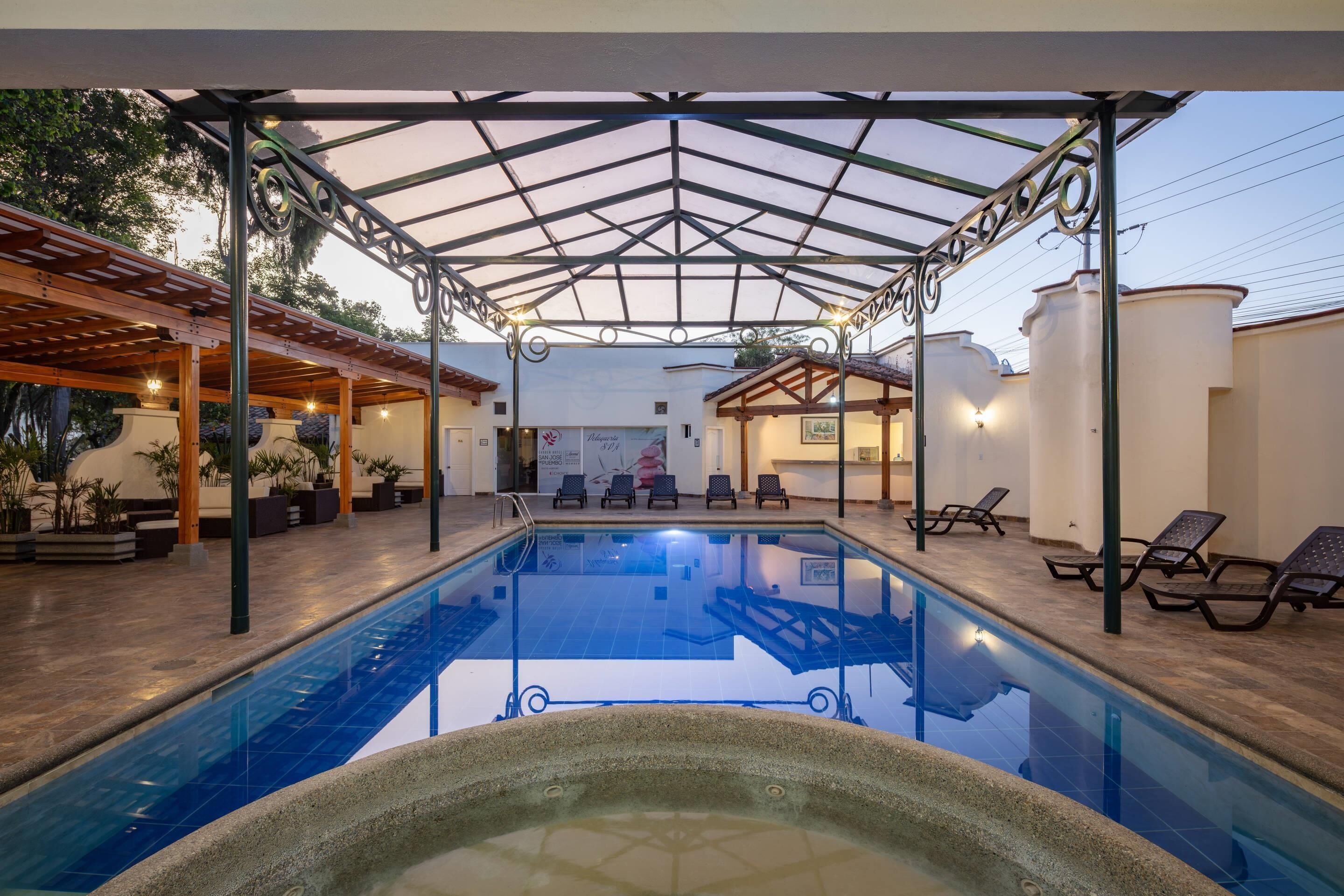 Piscine couverte, piscine extérieure, chaises longues