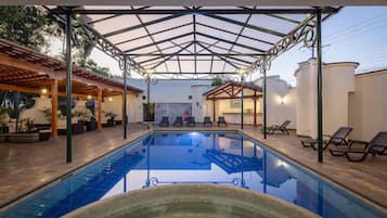 Innenpool, Außenpool, geöffnet von 09:00 Uhr bis 19:00 Uhr, Liegestühle