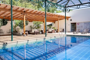 Una piscina techada, una piscina al aire libre