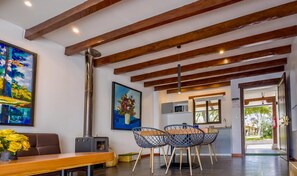 Family Suite, 2 bedrooms | 1 室のベッドルーム、高級寝具、羽毛の掛け布団、ピロートップベッド