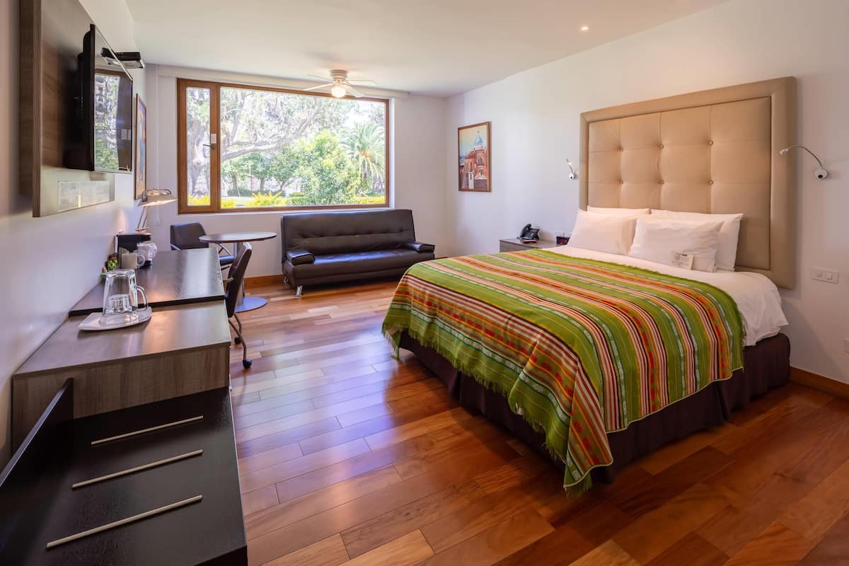 Superior Room, accessible, 1 queen bed, garden or patio view