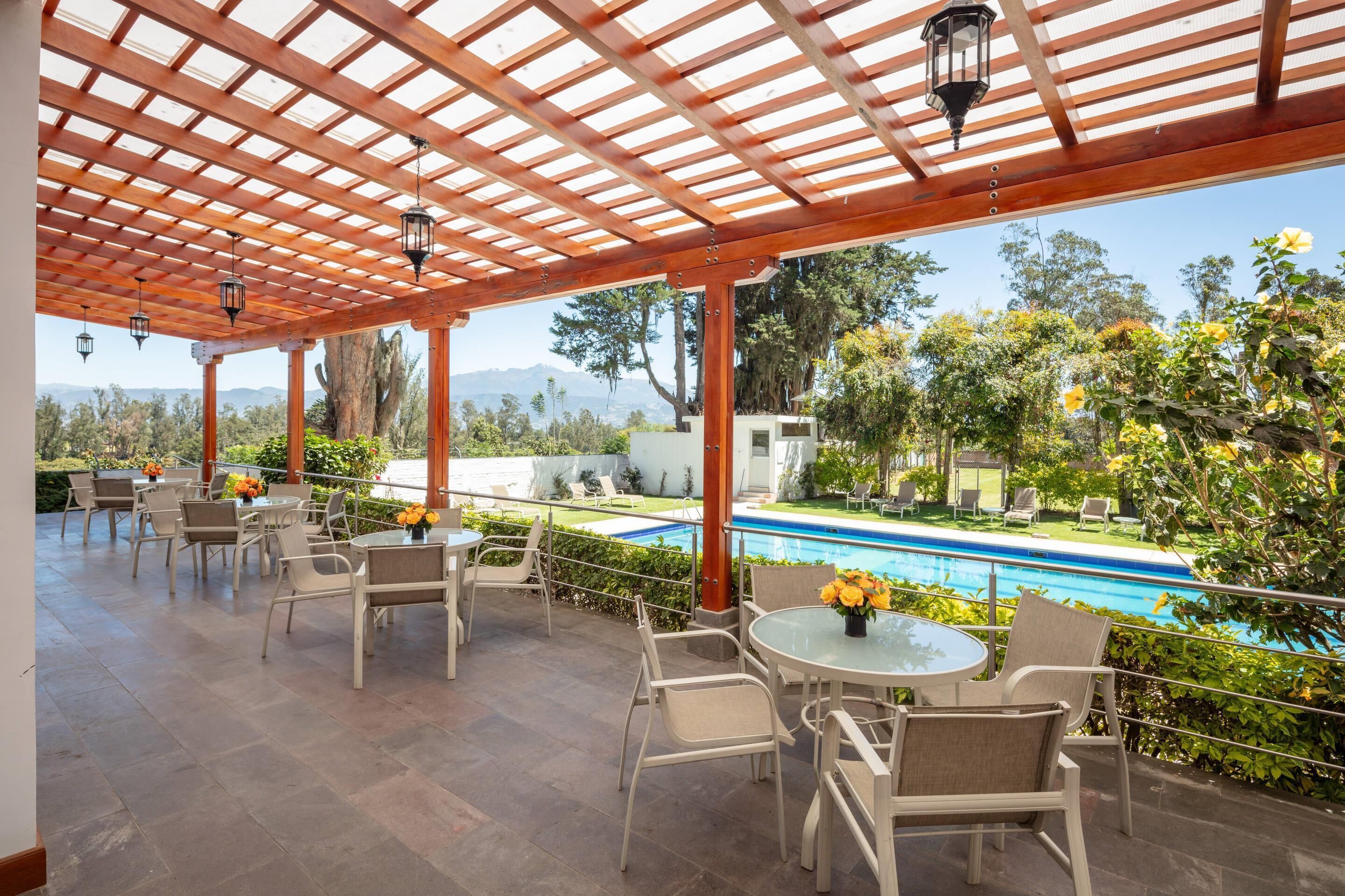 Piscine couverte, piscine extérieure, chaises longues