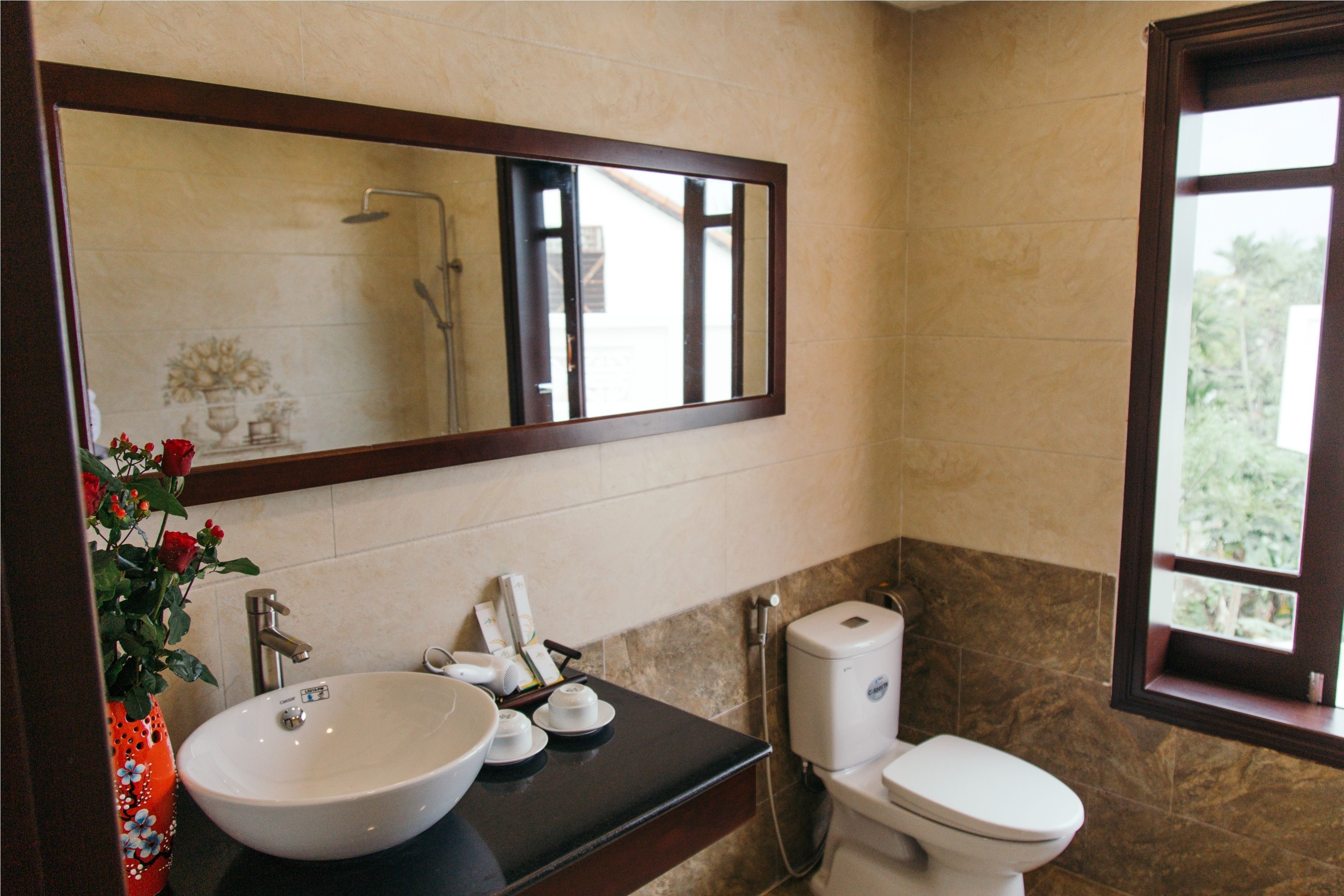 shower, hydromassage showerhead, free toiletries, hair dryer