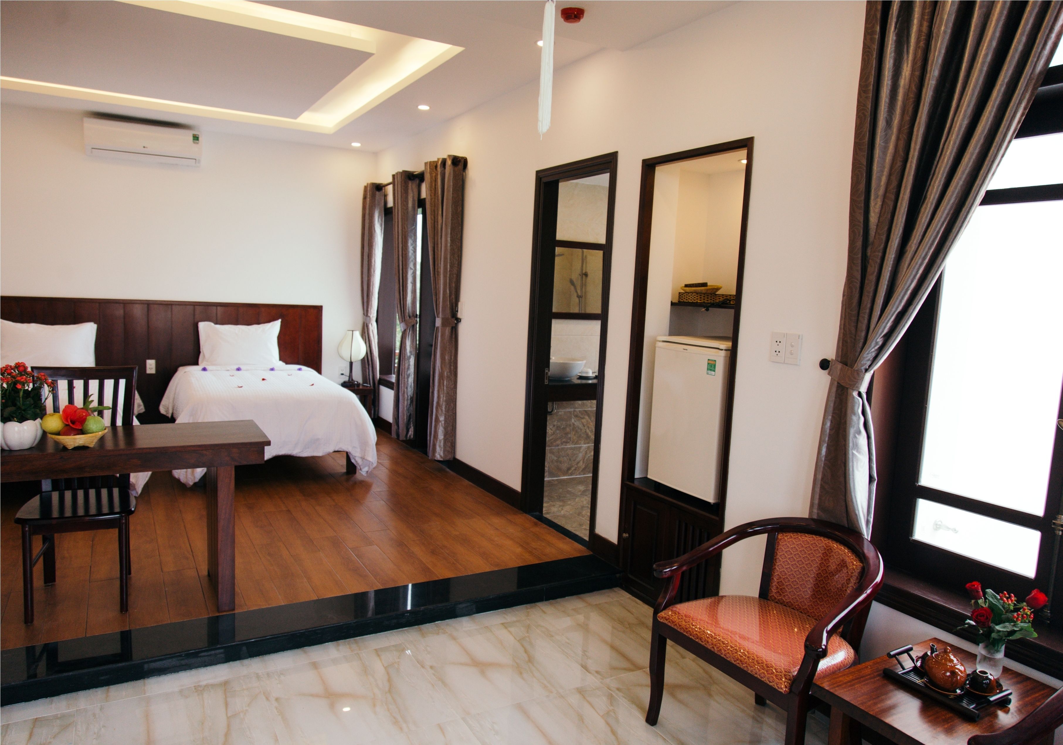 deluxe room, pool view | minibar, in-room safe, individually decorated, individually furnished