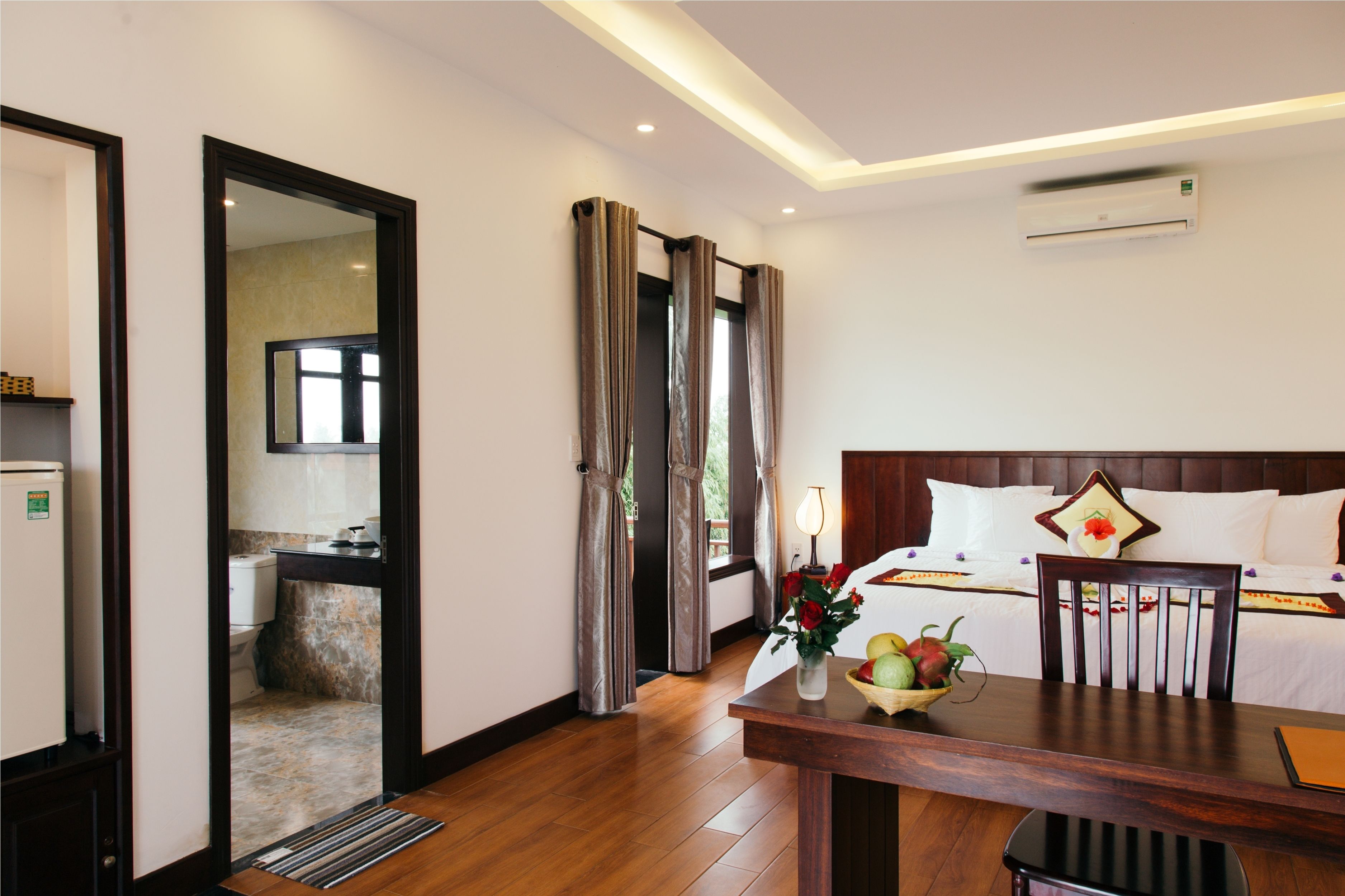 deluxe room, pool view | minibar, in-room safe, individually decorated, individually furnished