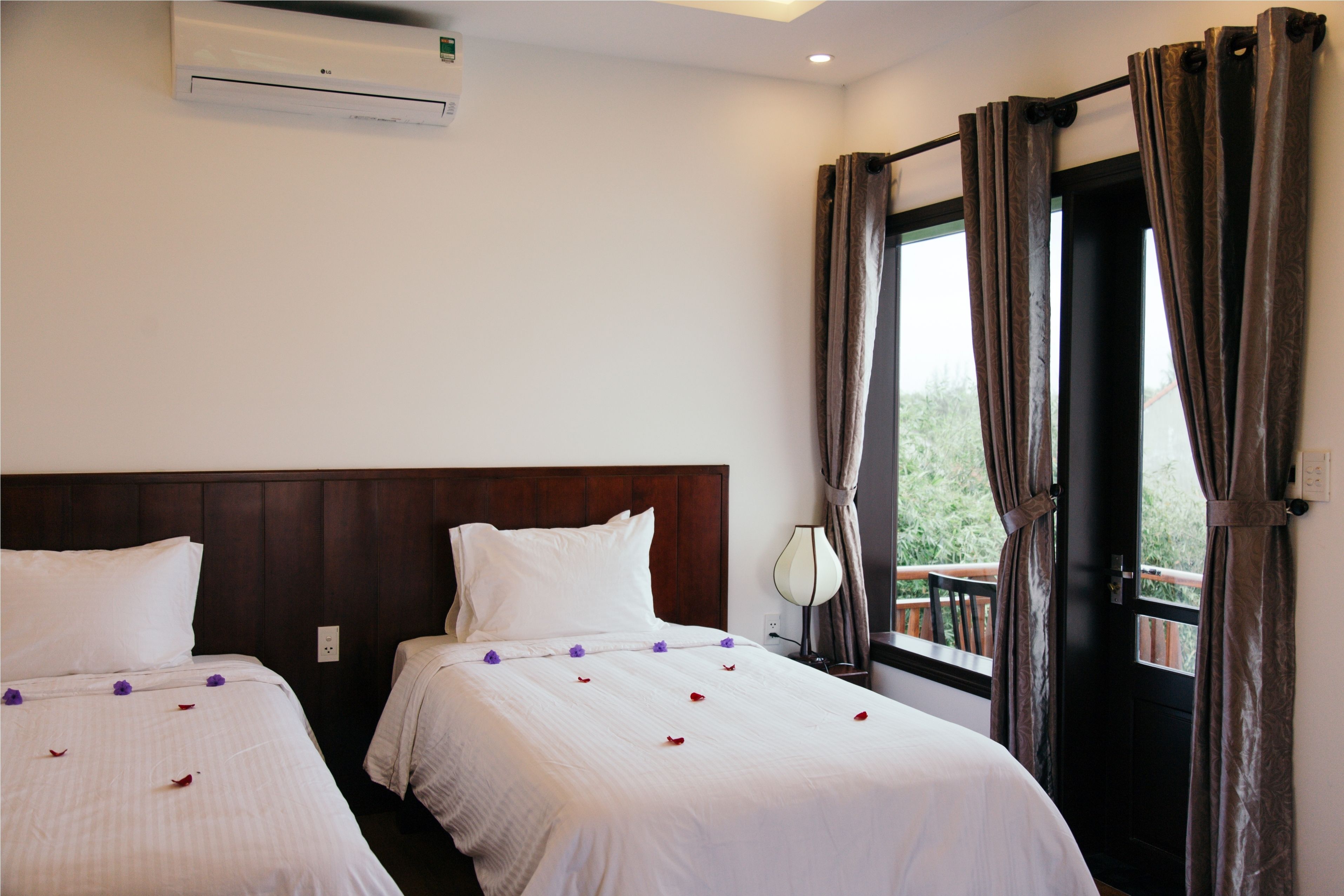 deluxe room, pool view | minibar, in-room safe, individually decorated, individually furnished