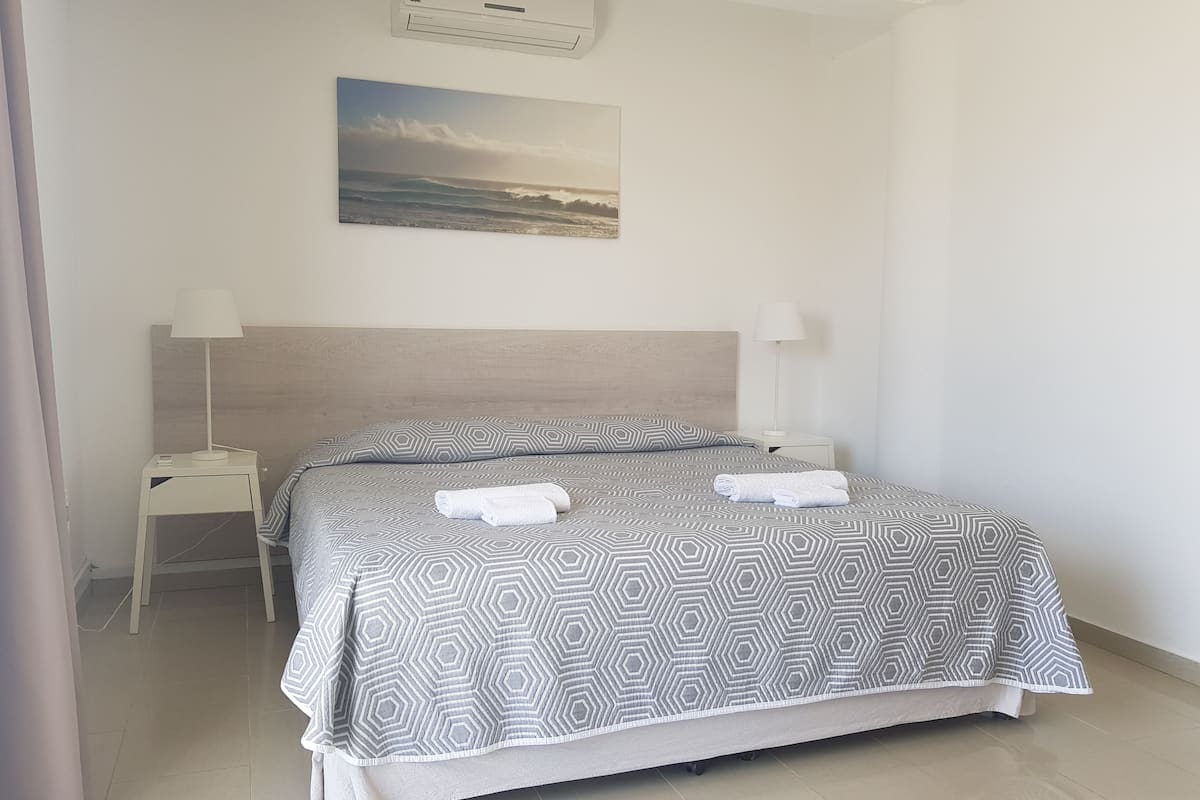 Apartment, 1 Bedroom, Balcony | Meja, langsir/tirai gelap terus, seterika/papan seterika