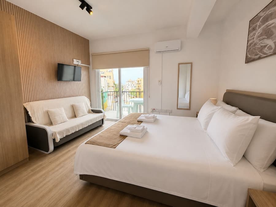 Estudio, balcón | Escritorio, cortinas opacas, tabla de planchar con plancha