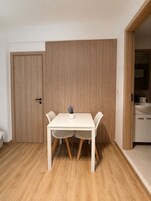 Apartamento, 1 habitación, balcón | Cocina privada | Frigorífico pequeño, microondas, horno y placa de cocina