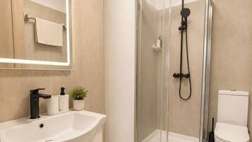 Douche, sĂšche-cheveux, serviettes fournies, savon