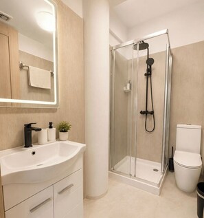 Shower, hair dryer, towels, soap - Valentinos Apartments (Paphos)