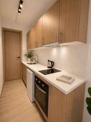 Studio, balkong | Eget kjøkken | Minikjøleskap, mikrobølgeovn, ovn og kokeplater