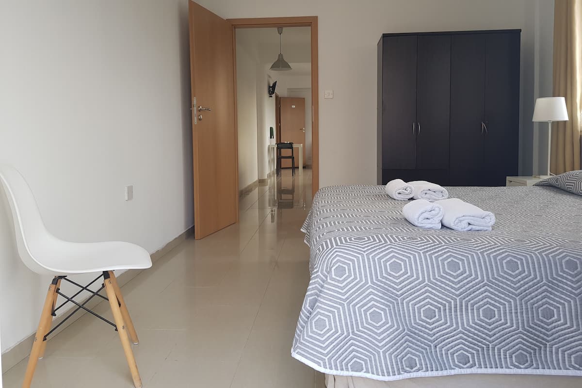 Standard Suite with Terrace, 1 Bedroom | Meja, langsir/tirai gelap terus, seterika/papan seterika