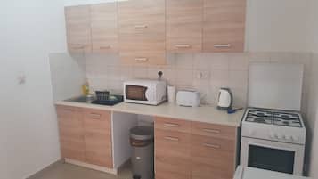 Studio Suite, 1 Queen Bed | Private kitchen | Mini-fridge, microwave, oven, stovetop