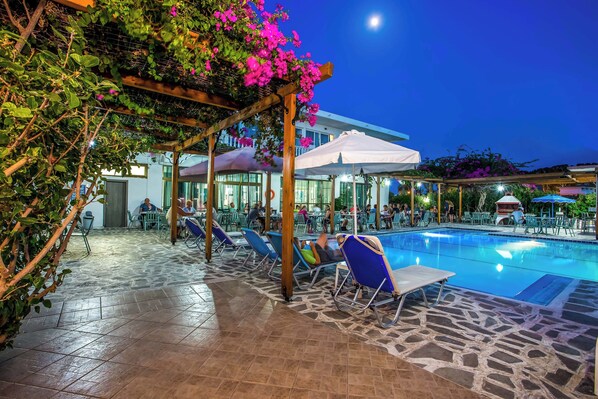 2 piscine all'aperto, ombrelloni da piscina, lettini