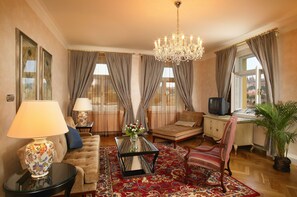 Castle View Suite | Minibar, in-room safe, desk, iron/ironing board