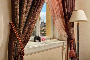 Castle View Suite | Minibar, két bảo mật tại phòng, bàn, bàn ủi/dụng cụ ủi quần áo