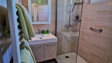 Standaard tweepersoonskamer, en-suite badkamer, uitzicht op tuin (Houlgate) | Badkamer