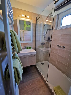 Standaard tweepersoonskamer, en-suite badkamer, uitzicht op tuin (Houlgate) | Badkamer