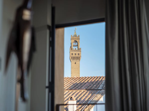 Luxe suite (Giglio Rosso) | Luxe beddengoed, donsdekens, een kluis op de kamer, een bureau