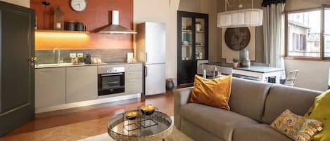 Classic Apartment, 2 Bedrooms (Giglio Viola) | Living area