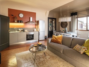 Classic Apartment, 2 Bedrooms (Giglio Viola) | Living area | Flat-screen TV - Canto degli Scali (Florence)