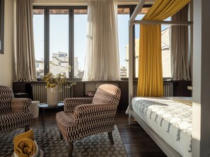 Luxe suite (Giglio Rosso) | Luxe beddengoed, donsdekens, een kluis op de kamer, een bureau