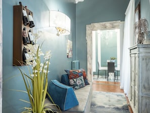 Royal-Apartment, 1 Schlafzimmer (Aranci) | Wohnbereich | Flachbildfernseher