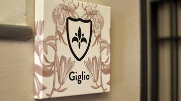 ํด๋์ ์ํํธ, ์นจ์ค 2๊ฐ (Giglio Viola) | ๊ฐ์ค์์ ๋ณด์ด๋ ์ ๋ง