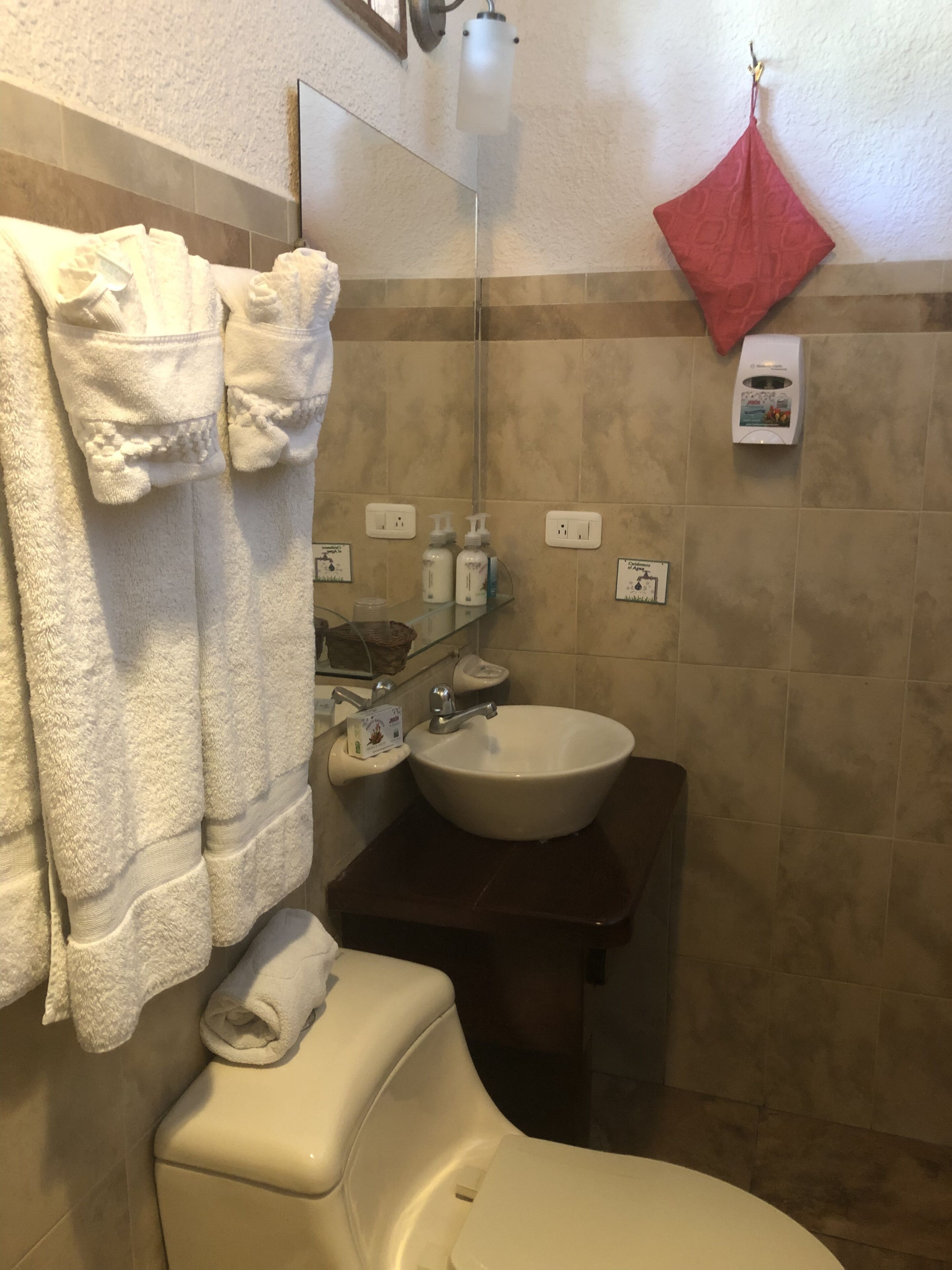 cuádruple standard | bathroom | shower, free toiletries, hair dryer, towels