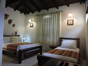 In-room safe, individually decorated, individually furnished, desk - Hostería Puerto Gaviota (Tonsupa)